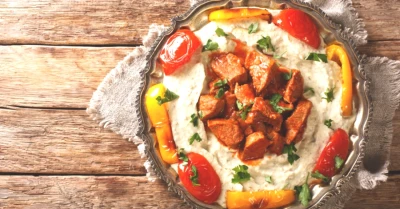 İftar Sofranızı Şenlendirin! Tereyağlı Cevizli Erişte ve Ali Nazik Kebap ile Misafirlerinizi Etkileyin!